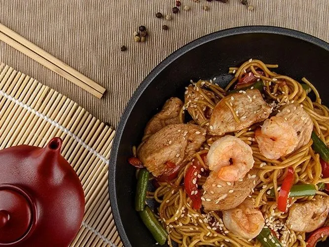 WOK с курицей и креветками