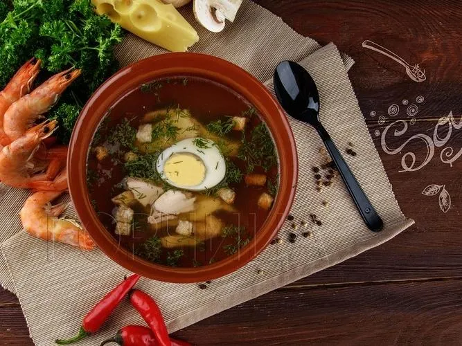 Куриный бульон с яйцом